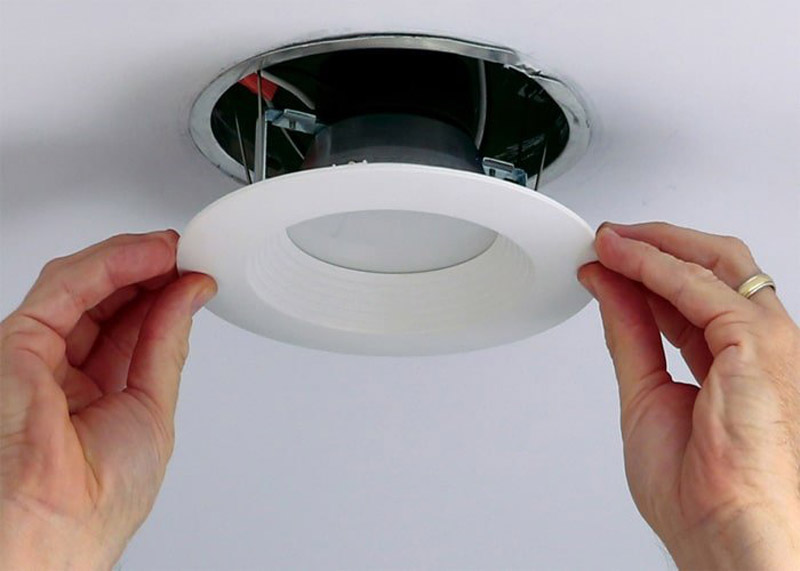 Lắp đèn LED trần phòng khách