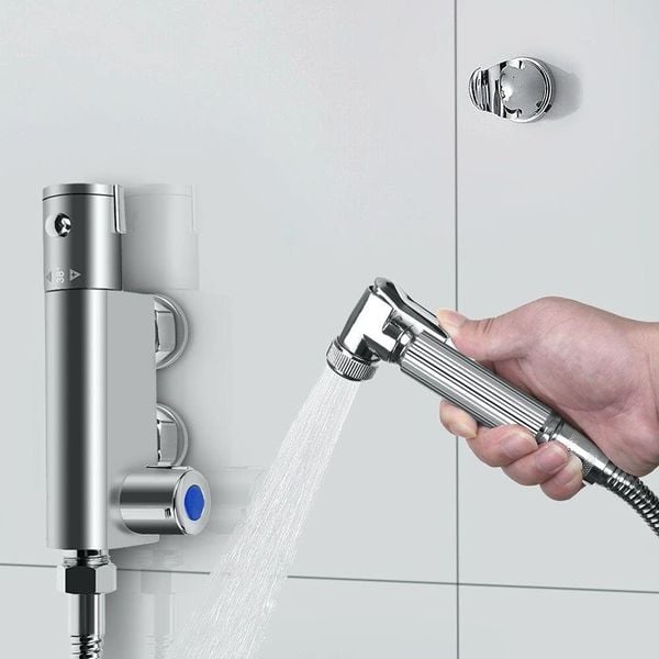 Lắp vòi xịt vệ sinh mới
