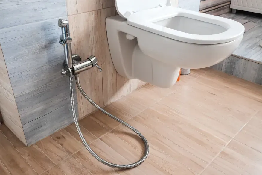 Lắp vòi xịt vệ sinh nhà tắm