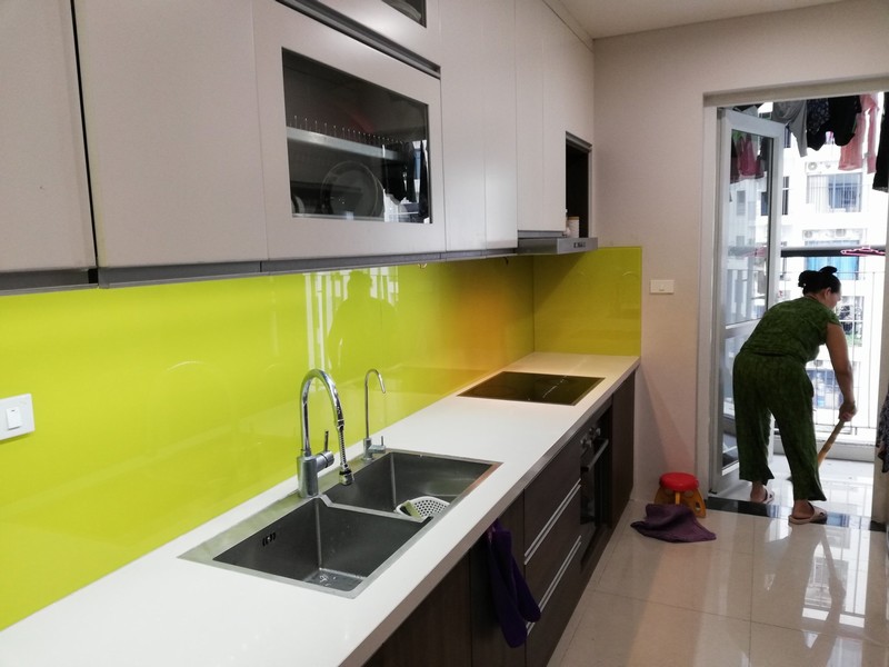 Ốp kính bếp căn hộ