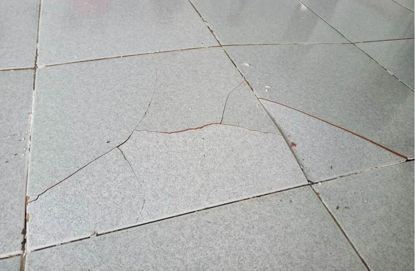 Sửa gạch phòng ngủ bị bong