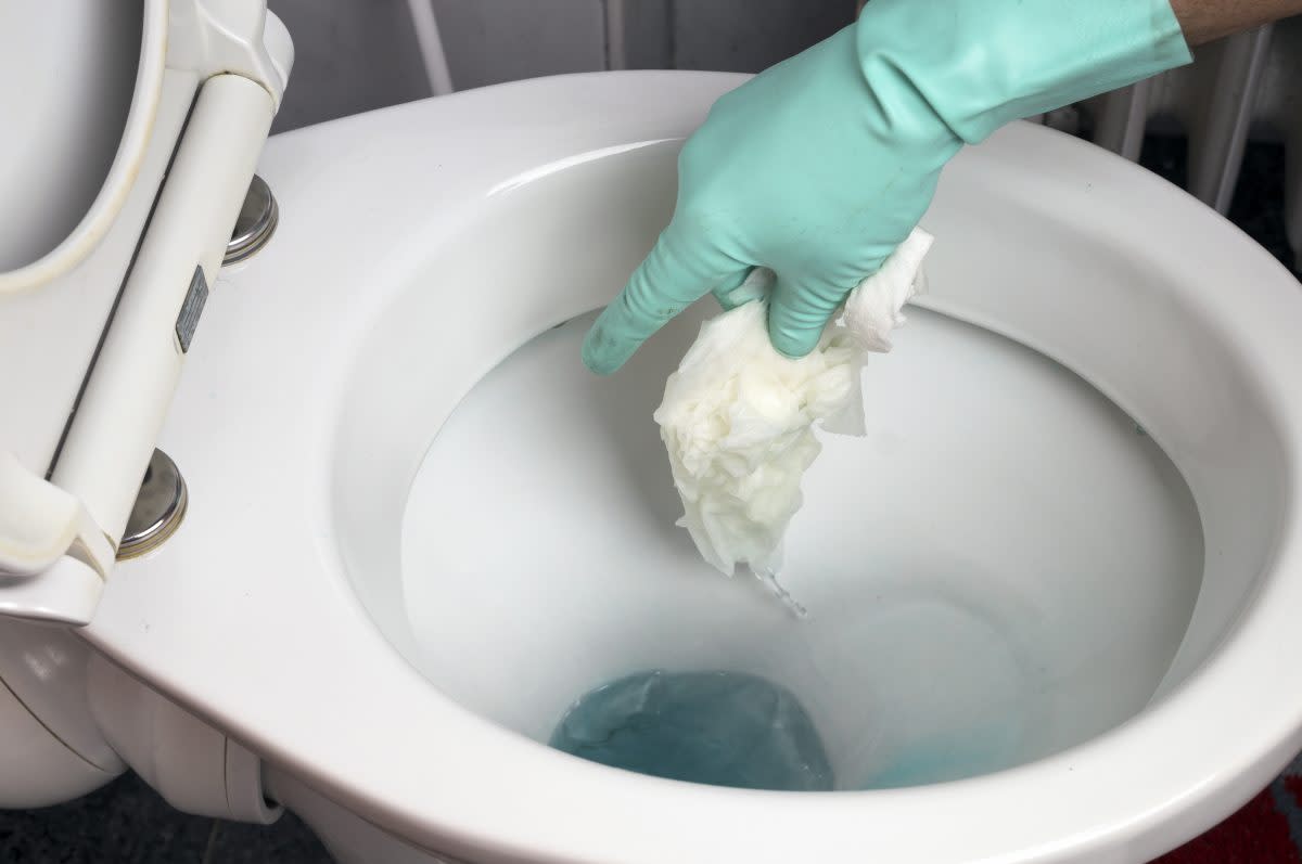Thông tắc bồn cầu nhà vệ sinh