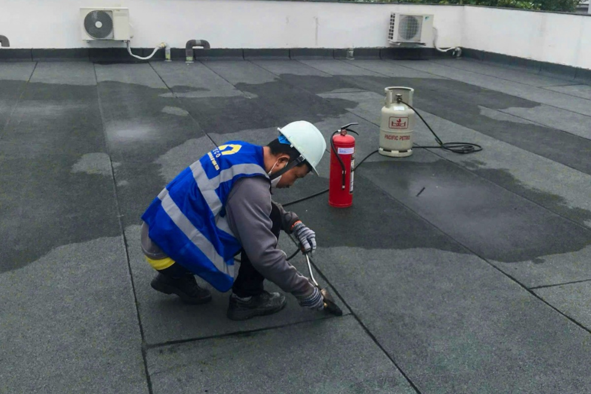 Bảo trì định kỳ ban công