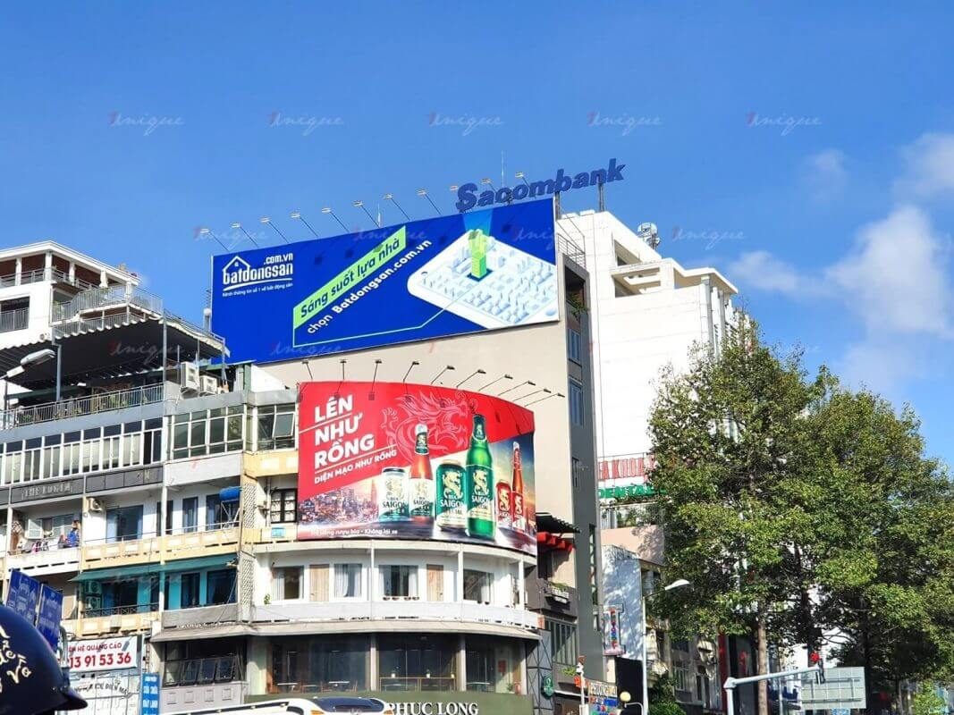 Đánh giá vị trí đặt biển ngoài trời