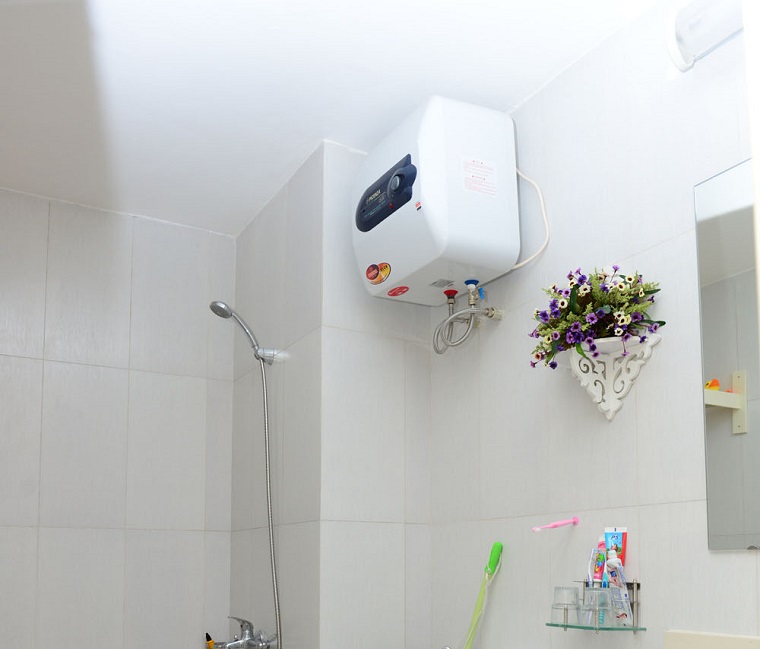 Đo vị trí lắp bình nóng lạnh