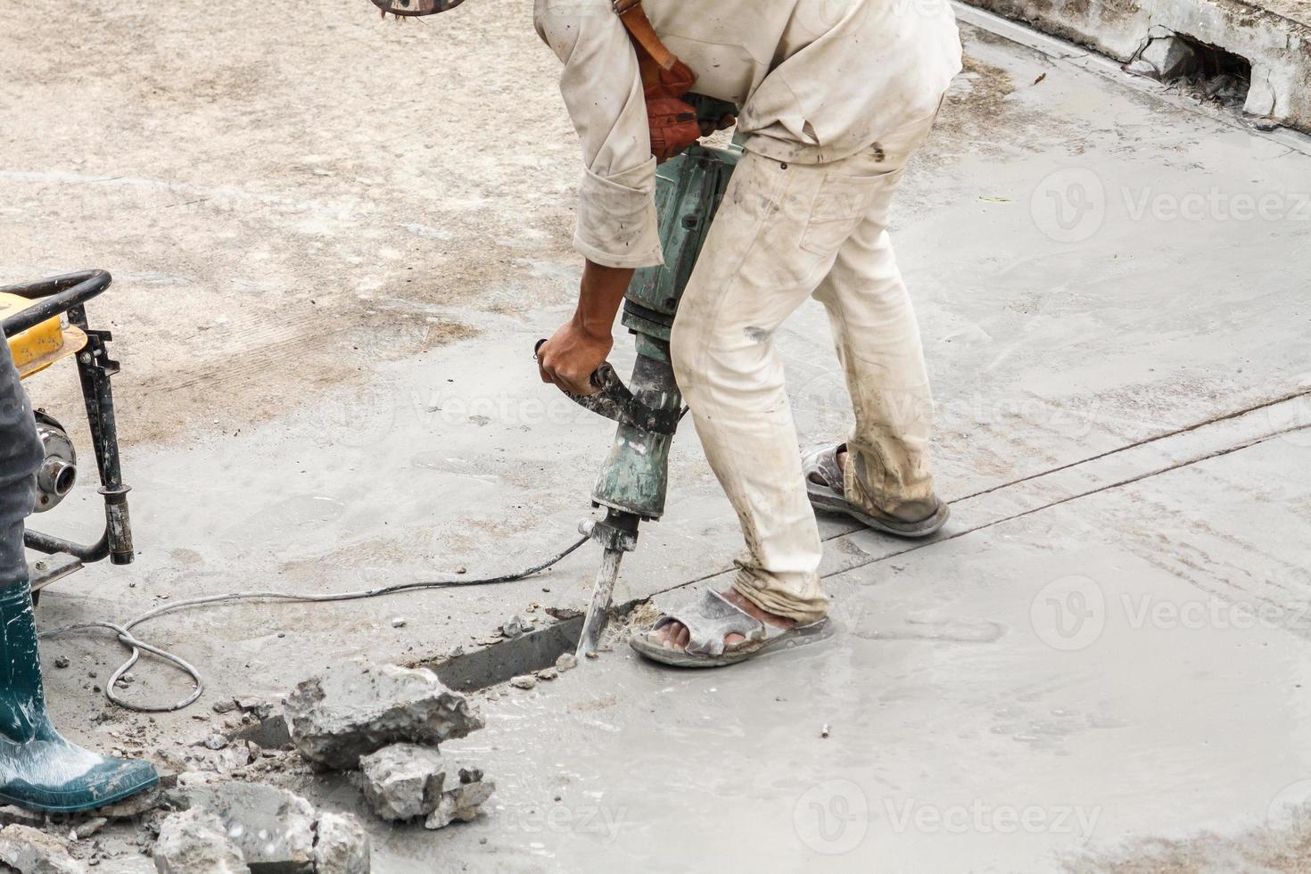Đục sàn bê tông