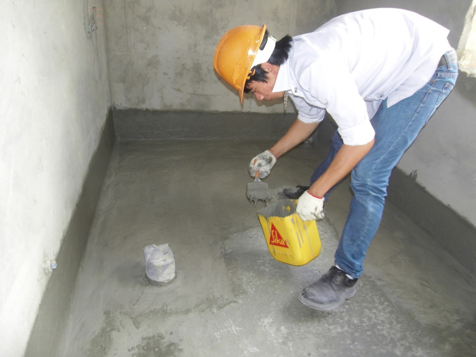 Kiểm tra độ ẩm nền trước khi lát gạch