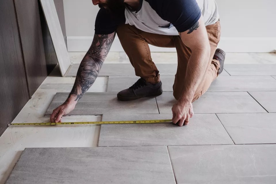 Kiểm tra nền trước khi lát gạch
