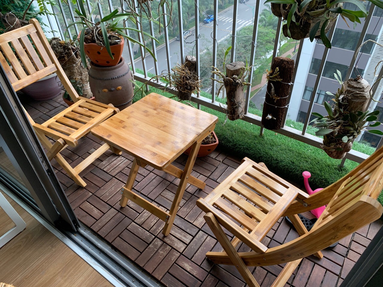 Lắp bàn ghế ban công căn hộ