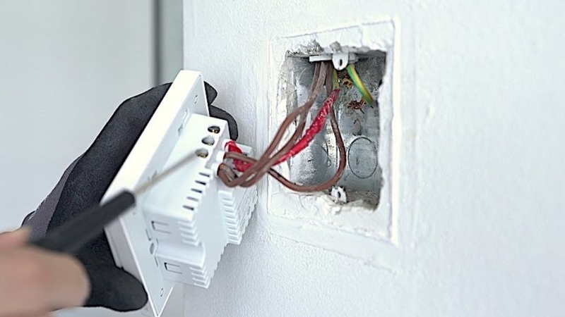 Lắp công tắc điện cửa hàng