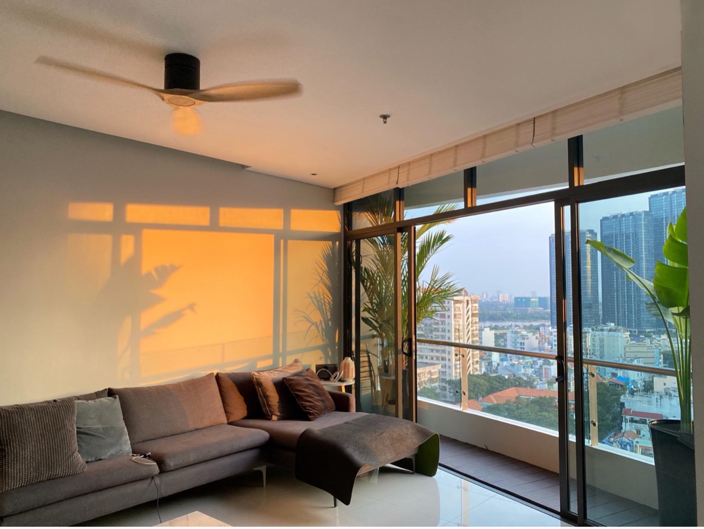 Lắp cửa kính ban công căn hộ