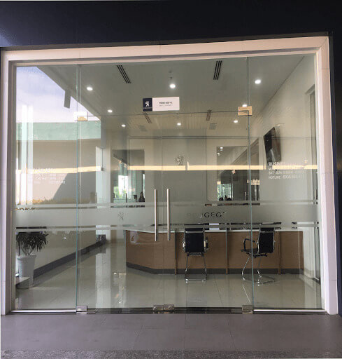 Lắp cửa kính cường lực