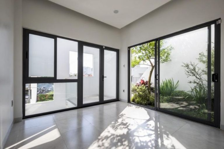 Lắp cửa kính phòng khách