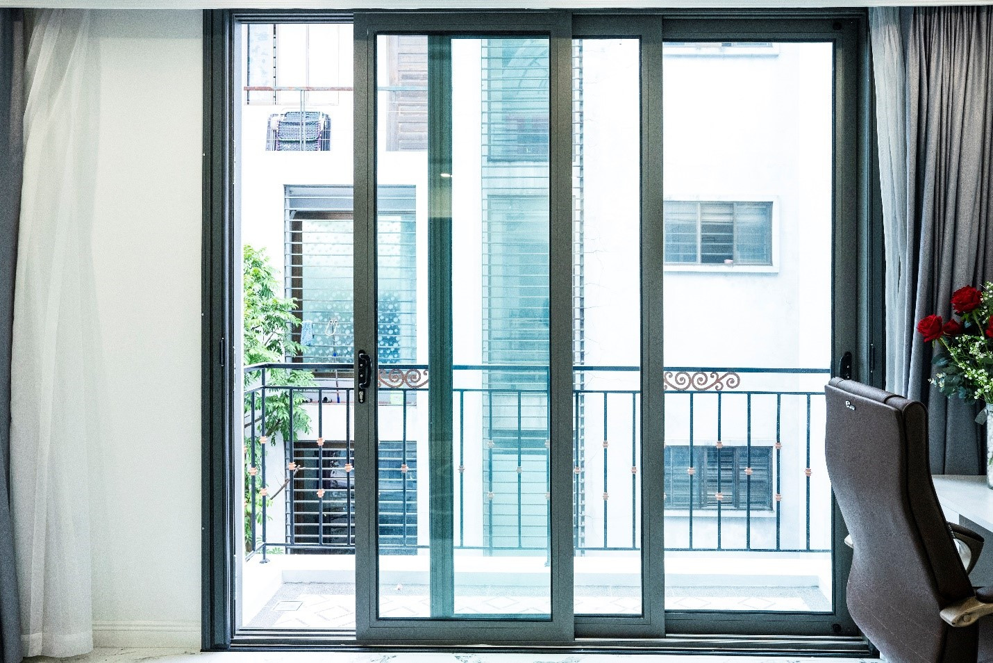 Lắp cửa nhôm ban công