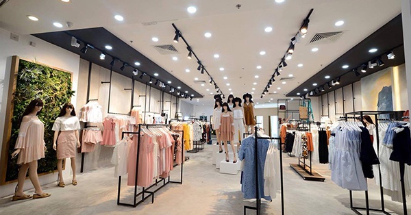 Lắp đặt đèn cửa hàng