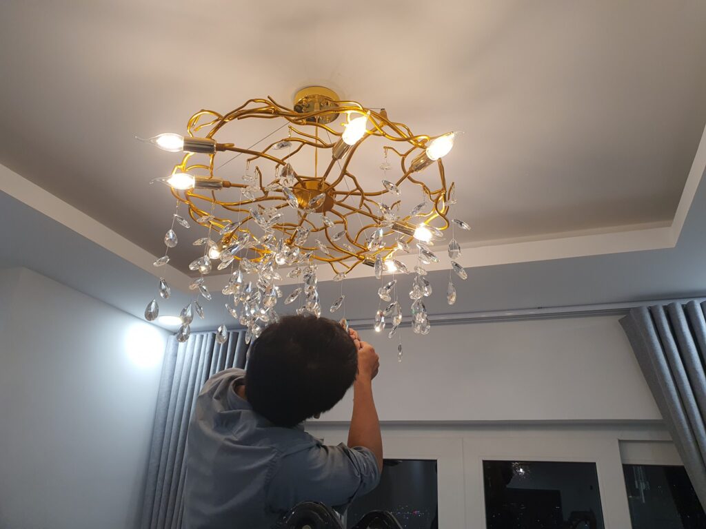 Lắp đặt đèn theo yêu cầu