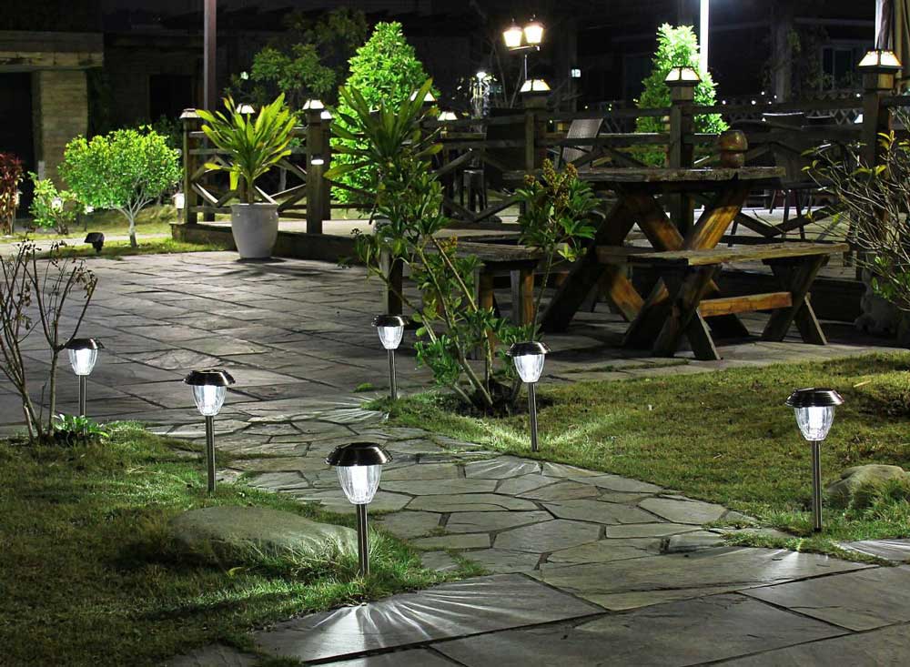 Lắp đèn chiếu sáng nhà vườn