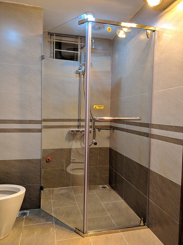 Lắp kính cường lực phòng tắm