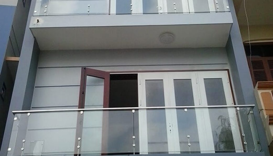 Lắp lan can kính nhà ở