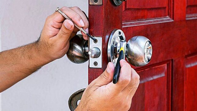 Lắp tay nắm cửa