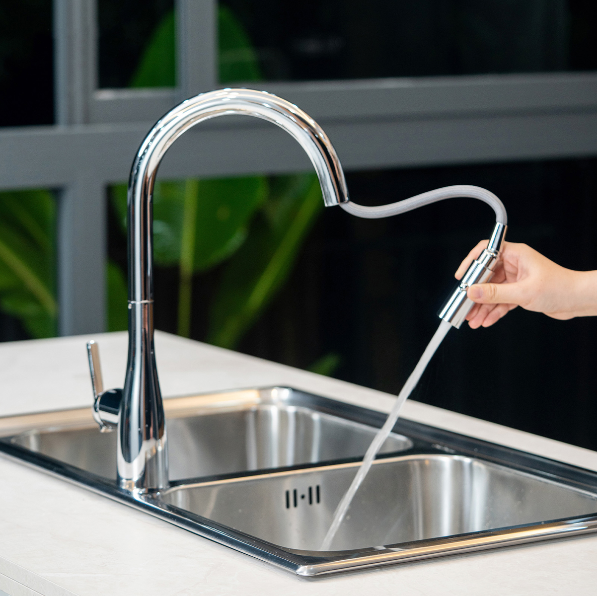 Lắp vòi rửa nhà bếp căn hộ
