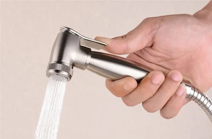 Lắp vòi xịt vệ sinh