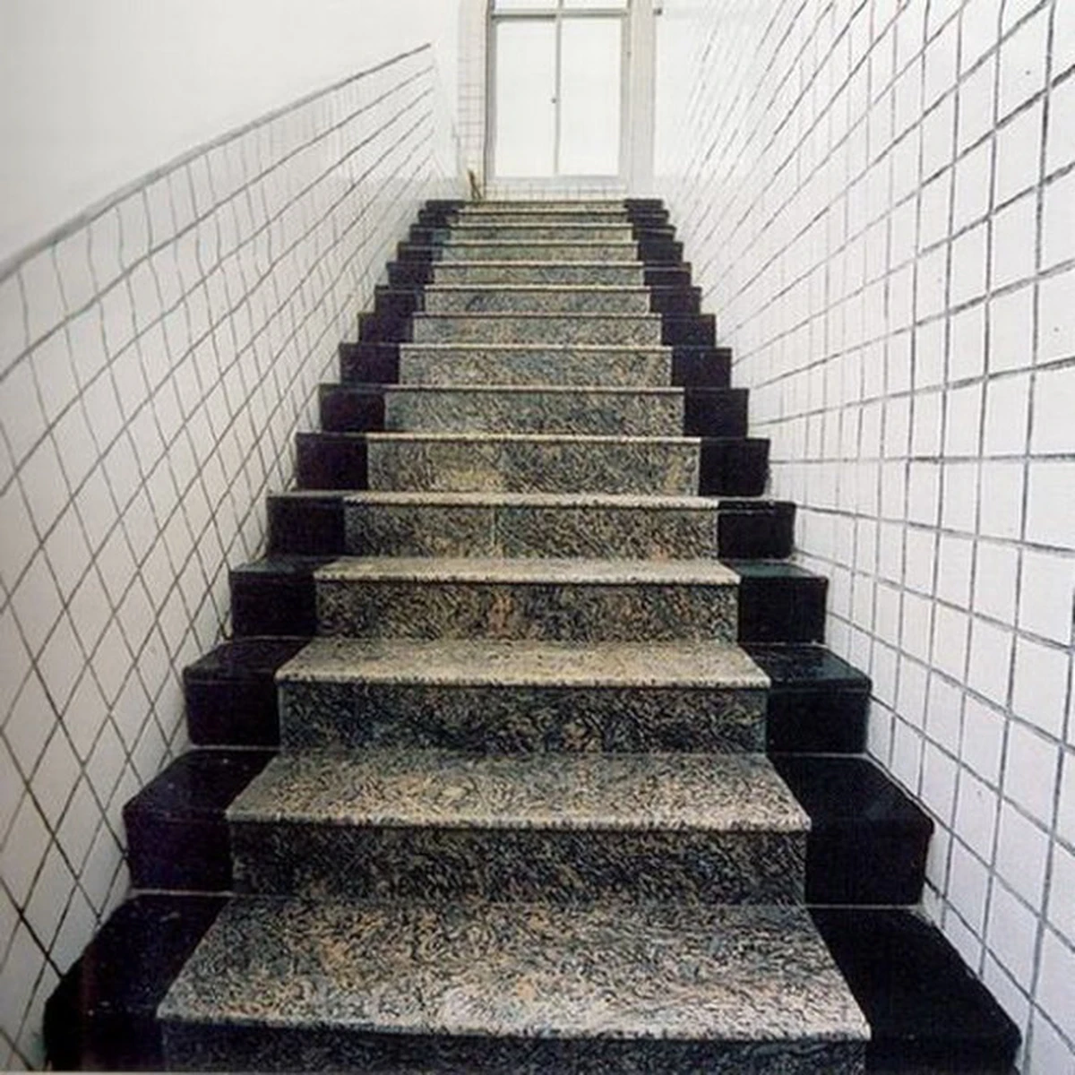 Lát đá granite cầu thang