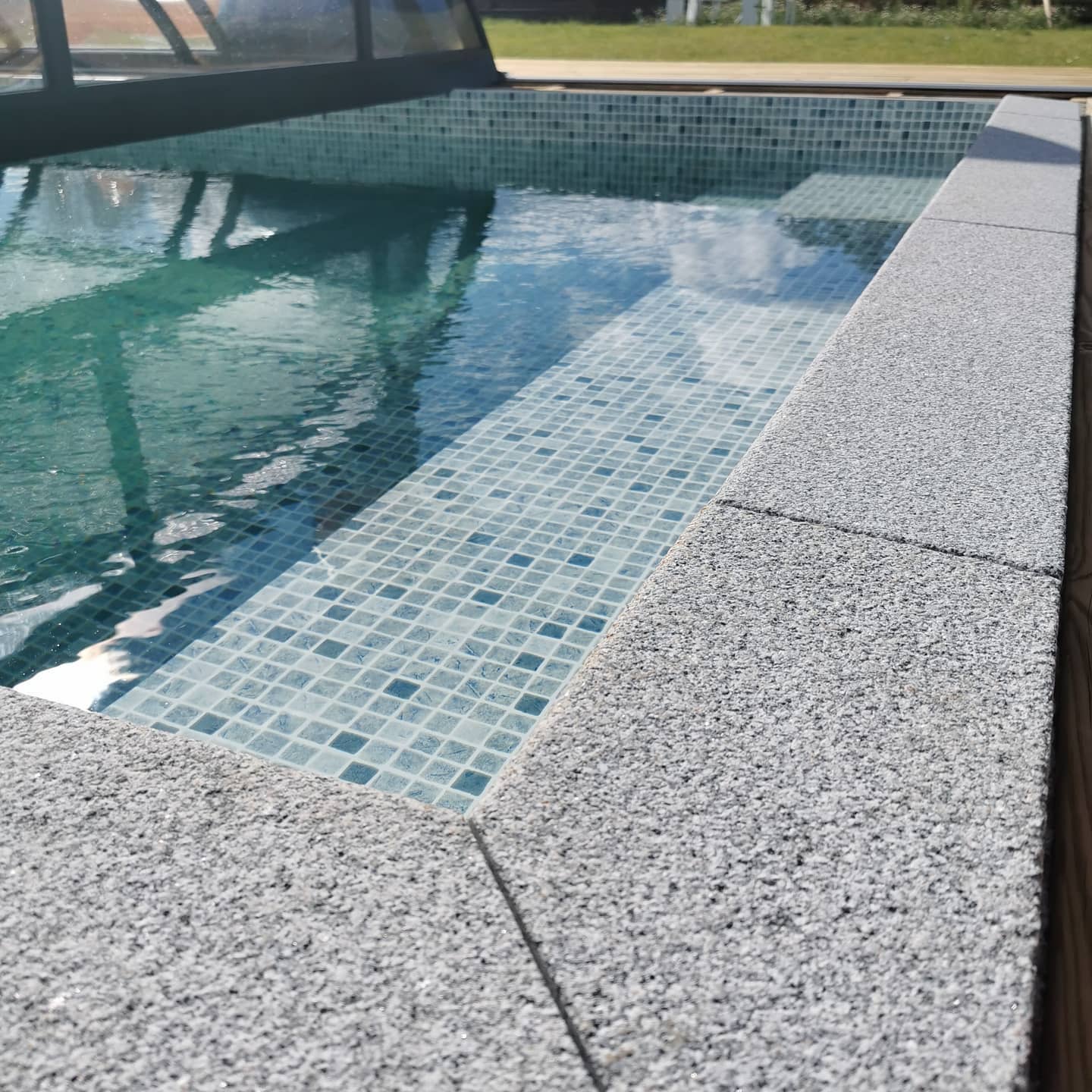 Lát đá khu vực hồ bơi