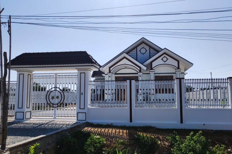 Sơn hàng rào nhà vườn