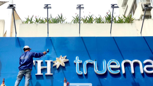 Sơn lại bảng hiệu