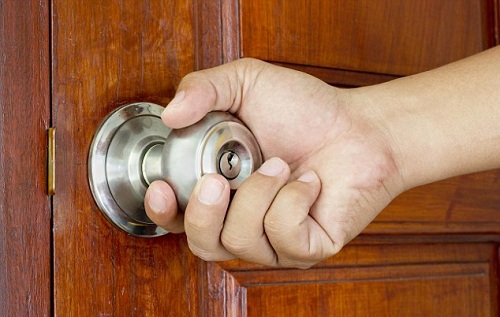 Sửa cửa bị kẹt tại nhà