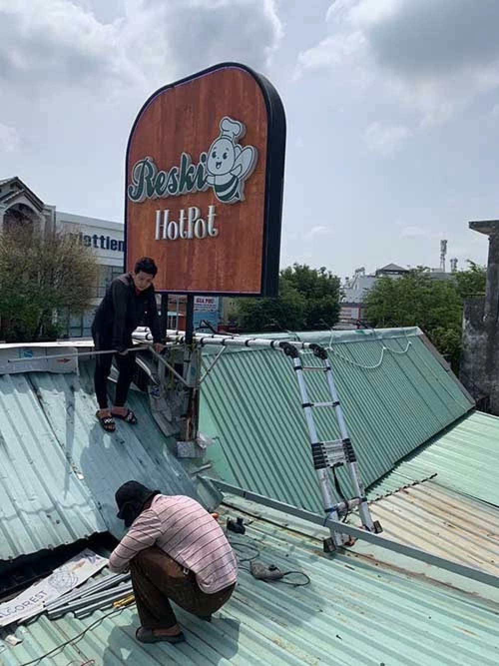 Sửa logo quảng cáo hư hỏng