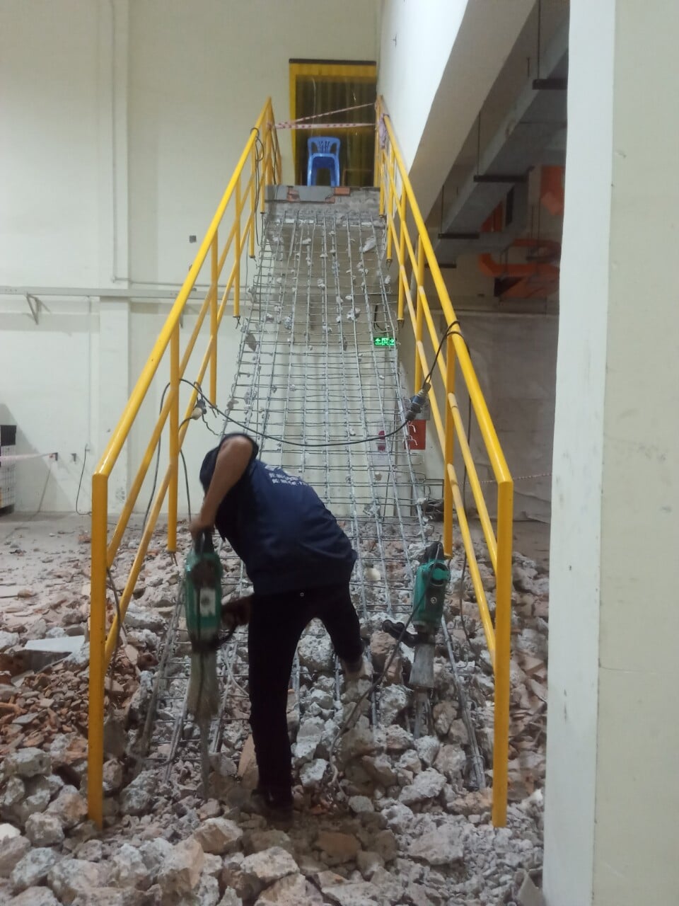 Tháo bậc cầu thang cũ