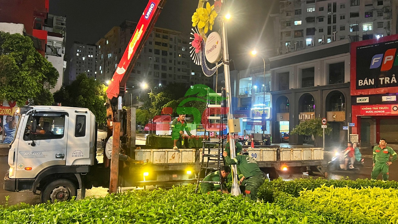 Tháo Dỡ Đèn Cũ, Di Dời Vị Trí Lắp Đặt | Thi Công An Toàn