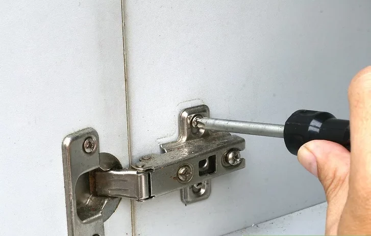 Thay bản lề cửa