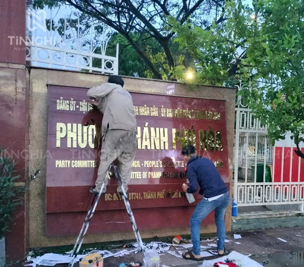 Thay bảng hiệu