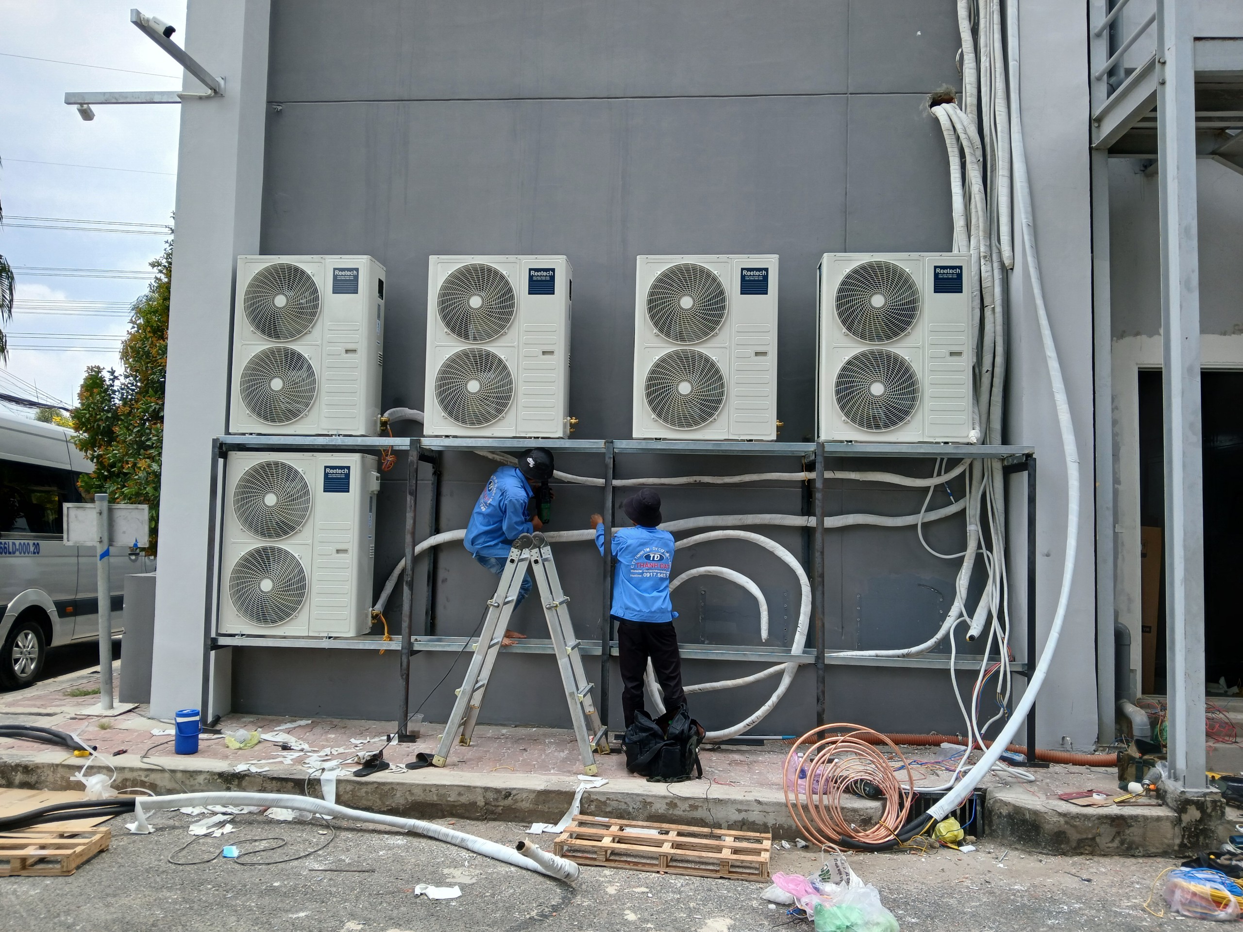 Thi công điện máy lạnh cửa hàng